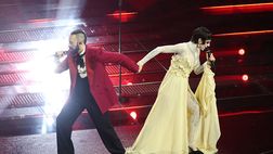 Sanremo, il derby dei Coma Cose: Fausto è rossonero, lei invece…