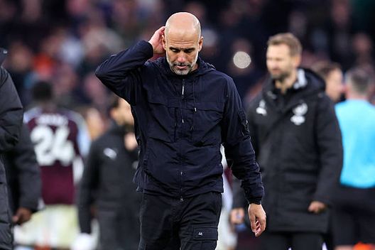 BIRMINGHAM, INGHILTERRA - 26 OTTOBRE: Pep Guardiola, allenatore del Manchester City, appare abbattuto dopo la partita di Premier League tra Aston Villa e Manchester City al Villa Park il 26 ottobre 2025 a Birmingham, Inghilterra. (Foto di Ed Sykes/Sportsphoto/Allstar tramite Getty Images) Alex Song senza peli sulla lingua: “Giocherei ancora titolare nell’Arsenal”- immagine 2