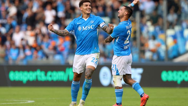 NAPLES, ITALY - OCTOBER 26: Giovanni Di Lorenzo of Napoli celebrates after scoring his side's first goal during the Serie A match between Napoli and Lecce at Stadio Diego Armando Maradona on October 26, 2024 in Naples, Italy. (Photo by Francesco Pecoraro/Getty Images) ScappaNapoli, che fatica per far gol: gli azzurri soffrono e vincono, si chiama maturità! - immagine 1