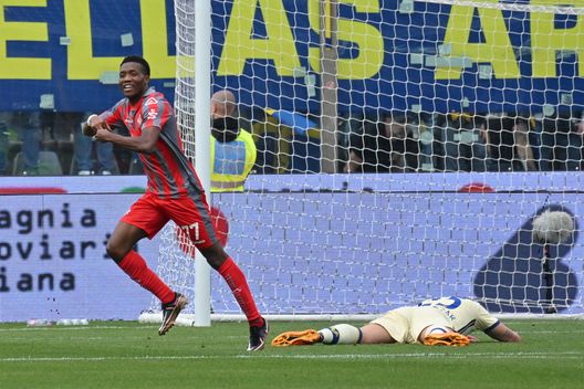 CREMONA, ITALY - APRIL 30: David Okereke of US Cremonese celebrates after scoring the 1-0 goal during the Serie A match between US Cremonese and Hellas Verona at Stadio Giovanni Zini on April 30, 2023 in Cremona, Italy. (Photo by Marco M. Mantovani/Getty Images) Juventus