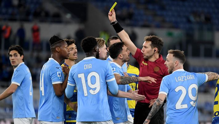 ROME, ITALY - APRIL 04: Referee Matteo Marcenaro shows a yellow card during the Serie A match between SS Lazio and Parma Calcio 1913 at Stadio Olimpico on April 04, 2026 in Rome, Italy. (Photo by Marco Rosi - SS Lazio/Getty Images) Lazio, Strefezza come Zaccagni all’andata: manca un rosso per il Parma - immagine 1