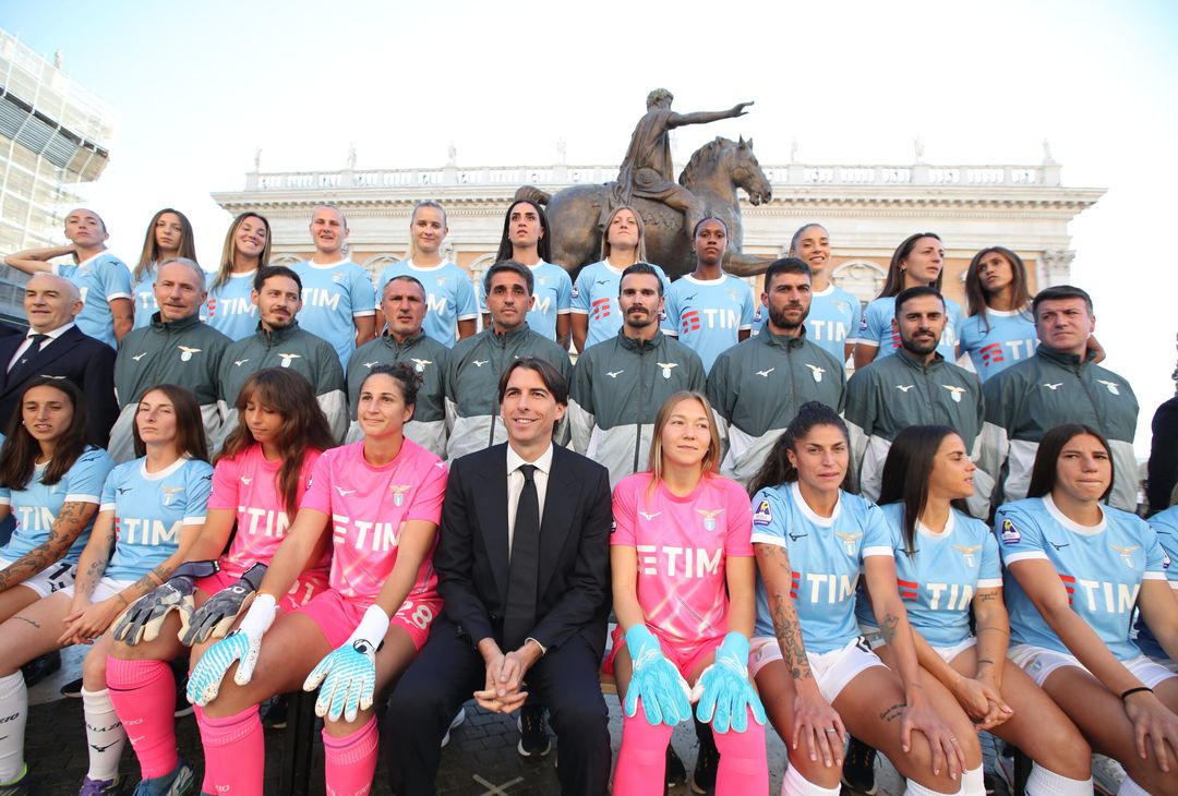 WOMEN | Lazio, foto di squadra al Campidoglio: c’è anche Onorato – GALLERY - immagine 3