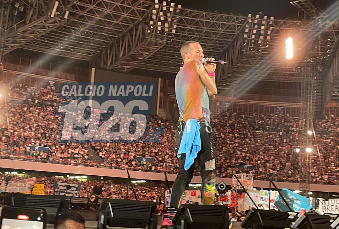 GALLERY Coldplay, Chris Martin scalda il Maradona indossando la maglia del più grande - immagine 3