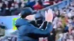 Simpatica disavventura per Klopp mentre saluta i tifosi del Liverpool