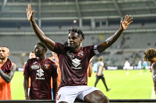 TURIN, ITALY - AUGUST 11: Duván Zapata of Torino FC celebrate the win after the Coppa Italia match between Torino FC and Cosenza at Olimpico Stadium on August 11, 2024 in Turin, Italy. (Photo by Diego Puletto/Getty Images)