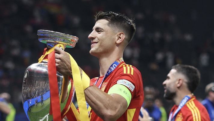 Álvaro Morata (attaccante Atlético Madrid), qui alza la coppa degli Europei 2024 vinta con la Spagna | LaLiga News (Getty Images) Álvaro Morata Atlético Madrid Spagna Europei 2024