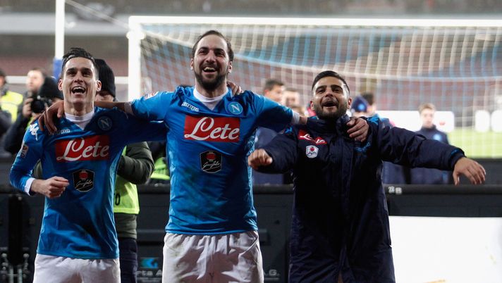 NAPLES, ITALY - JANUARY 06: Josè Maria Callejon (L), Gonzalo Higuain (C) and Lorenzo Insigne of Napoli celebrate after the Serie A match between SSC Napoli and Torino FC at Stadio San Paolo on January 6, 2016 in Naples, Italy. (Photo by Maurizio Lagana/Getty Images) Da Callejon-Higuain-Insigne a Politano-Lukaku-Kvara: l’evoluzione del tridente - immagine 1