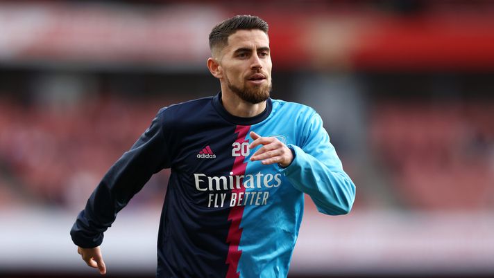 LONDON, ENGLAND - MAY 02: Jorginho of Arsenal warms up prior to the Premier League match between Arsenal FC and Chelsea FC at Emirates Stadium on May 02, 2023 in London, England. (Photo by Alex Pantling/Getty Images) Lazio, l’ultima idea di Sarri porta a Jorginho: l’ex Napoli può tornare in Serie A - immagine 1