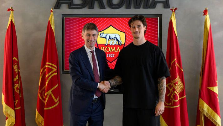 ROME, ITALY - JULY 11: AS Roma player Mile Svilar and Sports Director Frederic Massara during new contract signing at Centro Sportivo Fulvio Bernardini on July 11, 2025 in Rome, Italy. (Photo by Luciano Rossi/AS Roma via Getty Images) Roma, Svilar dopo il rinnovo: “Orgoglio e ambizione: grazie a società e tifosi per la fiducia” - immagine 1