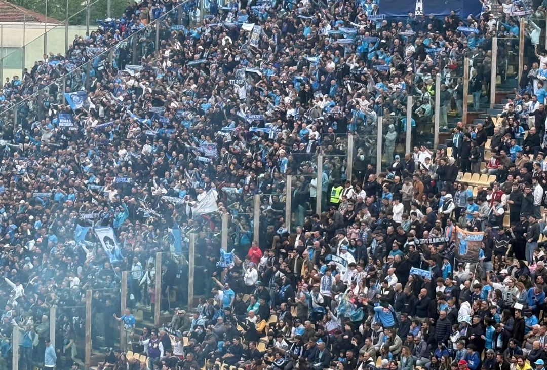 Che colpo d'occhio al Tardini: l'ondata azzurra di tifosi del Napoli riempie l'intero settore ospiti e conquista Parma!