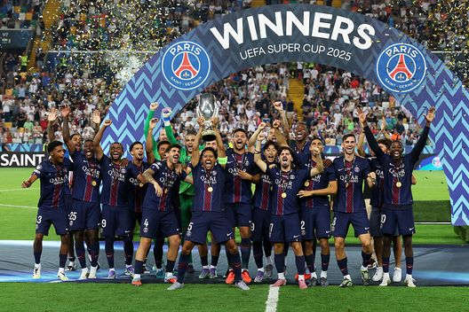 Udine, Italia - 13 agosto 2025: Il Psg festeggia la vittoria della Supercoppa UEFA. (Foto di Claudio Villa/Getty Images) Psg-Atalanta, dove vedere la partita in diretta tv e streaming LIVE- immagine 2
