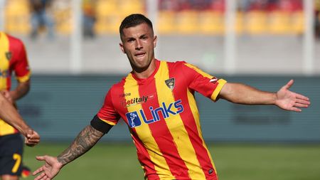 LECCE, ITALY - OCTOBER 02: Gabriel Strefezza of Lecce scores the equalizing goal with penalty during the Serie A match between US Lecce and US Cremonese at Stadio Via del Mare on October 02, 2022 in Lecce, Italy. (Photo by Maurizio Lagana/Getty Images)