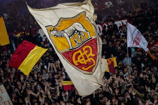 Tifosi dell'AS Roma durante la partita di Serie A tra SS Lazio e AS Roma allo Stadio Olimpico il 13 aprile 2025 a Roma, Italia Serie A: ecco i dati sul numero di spettatori e il riempimento negli stadi- immagine 3