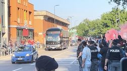 VIDEO – Milan-Cagliari, pullman rossonero arrivato a San Siro | PM News