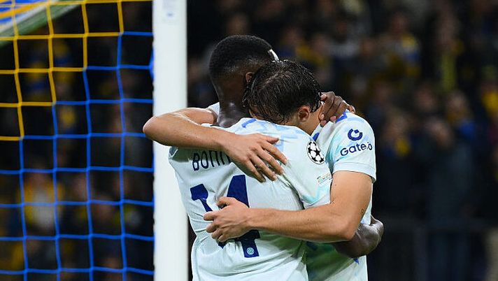ANDERLECHT, BELGIUM - OCTOBER 21: Pio Esposito of FC Internazionale celebrates with tea-mates after scoring the goal during the UEFA Champions League 2025/26 League Phase MD3 match between Union Saint - Gilloise Vs FC Internazionale Milano at Lotto Park on October 21, 2025 in Anderlecht, Belgium. (Photo by Mattia Pistoia - Inter/Inter via Getty Images) Gazzetta su Pio Esposito: “Fallisce occasioni, ma contano i numeri: gol e assist”. Ecco il voto - immagine 1