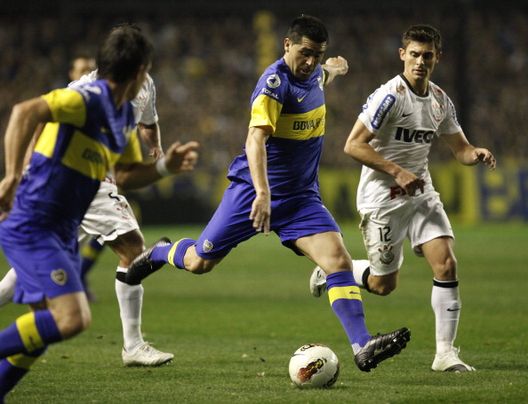 Roman Riquelme, del Boca Juniors, controlla la palla durante la prima tappa delle finali di Copa Libertadores 2012 tra Boca Jrs e Corinthians allo stadio Bombonera il 27 giugno 2012 a Buenos Aires, Argentina Boca: tra leggende immortali, la Bombonera e una bacheca gloriosa- immagine 3