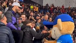 Roma, vittoria e sorrisi a Glasgow: la mascotte dei Rangers “diventa” romanista – VIDEO
