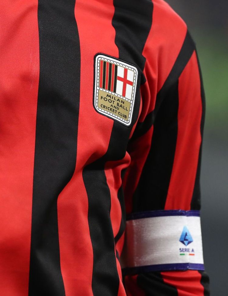 MILAN, ITALY - DECEMBER 15: A detail of the commemorative shirt for the 125th anniversary of AC Milan during the Serie A match between AC Milan and Genoa at Stadio Giuseppe Meazza on December 15, 2024 in Milan, Italy. (Photo by Marco Luzzani/Getty Images) Fuori mercato: il ricavo della maglia non riflette il valore del Milan- immagine 2