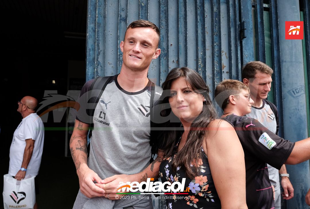 FOTO PALERMO, Liam Henderson: selfie e autografi con i tifosi del Palermo (Gallery) - immagine 9