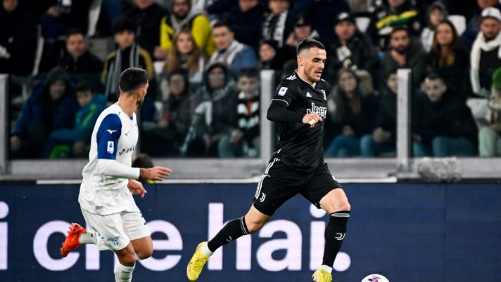 TURIN, ITALY - NOVEMBER 13: Filip Kostic of Juventus during the Serie A match between Juventus and SS Lazio at on November 13, 2022 in Turin, Italy. (Photo by Daniele Badolato - Juventus FC/Juventus FC via Getty Images) Accostato al Napoli, Kostic arriva al ritiro della Juve per le visite mediche - immagine 1