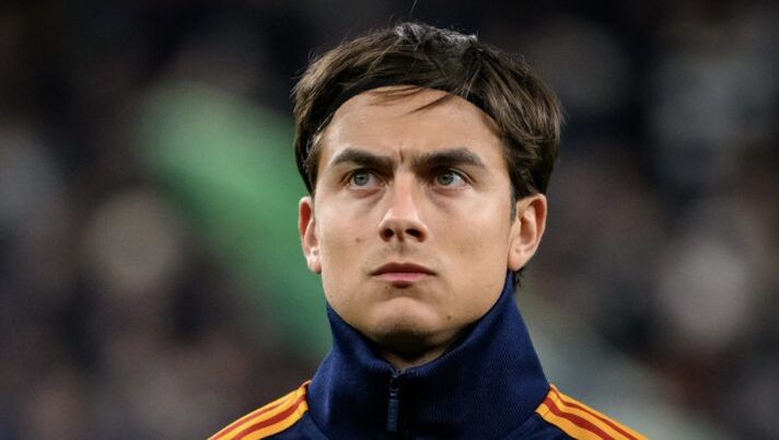 LONDON, ENGLAND - NOVEMBER 28: Paulo Dybala of AS Roma during the UEFA Europa League 2024/25 League Phase MD5 match between Tottenham Hotspur and AS Roma at Tottenham Hotspur Stadium on November 28, 2024 in London, England. (Photo by Fabio Rossi/AS Roma via Getty Images) Dybala: “Sto bene, ho sentito Ranieri. Sul mio rientro prima di settembre…” - immagine 1