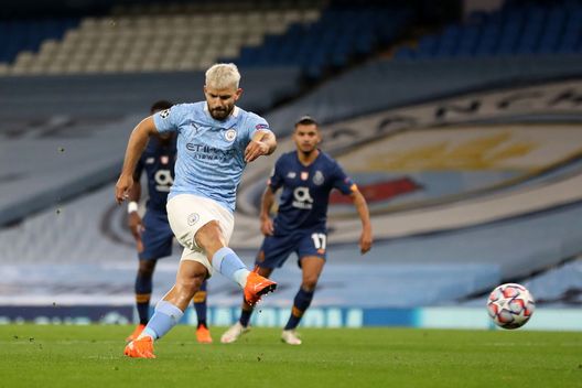 Aguero all'opera dal dischetto con la maglia del City. (Foto di Martin Rickett - Pool/Getty Images) Guardiola: “Dissi ad Aguero che non gli avremmo rinnovato il contratto e lui…”- immagine 4