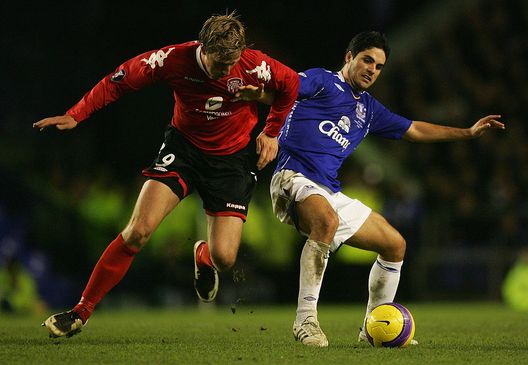 Liverpool, Inghilterra - 21 febbraio 2008: Jan Gunnar Solli e Mikel Arteta durante la partita Everton-Brann di Coppa UEFA. (Foto di Alex Livesey/Getty Images) Verso Brann-Salisburgo: conosciamo meglio la storia del club norvegese- immagine 3