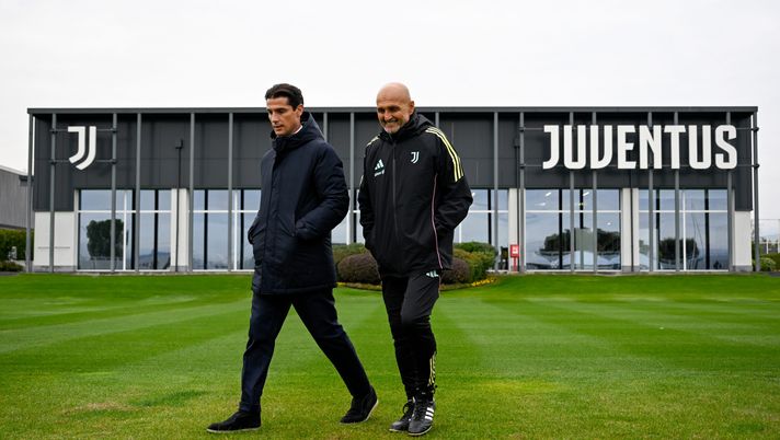 TURIN, ITALY - OCTOBER 31: Francois Modesto and head coach Luciano Spalletti of Juventus during a training session at JTC on October 31, 2025 in Turin, Italy. (Photo by Daniele Badolato - Juventus FC/Juventus FC via Getty Images) UFFICIALE – Rivoluzione in casa Juventus! Il dt Modesto lascia i bianconeri - immagine 1