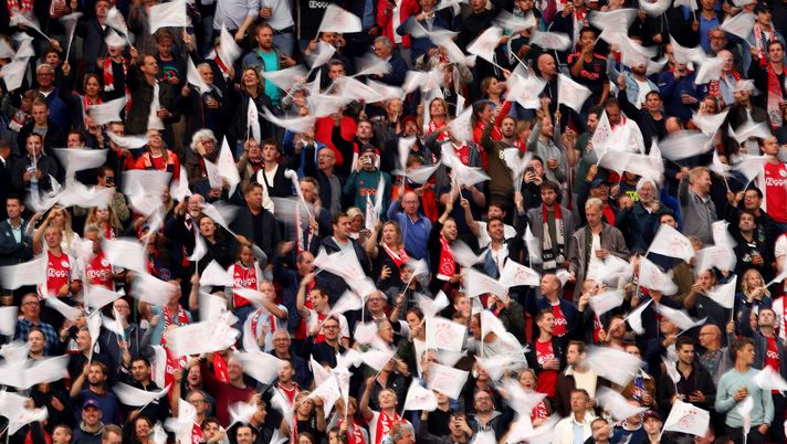AMSTERDAM, NETHERLANDS - AUGUST 13: Ajax fans cheer during the UEFA Champions League Third Qualifying Round match between Ajax and PAOK Saloniki at Johan Cruyff Arena on August 13, 2019 in Amsterdam, Netherlands. (Photo by Dean Mouhtaropoulos/Getty Images) Ajax-Lazio, furia Lotito: coinvolta la Farnesina. E l’annuncio della Uefa… - immagine 1