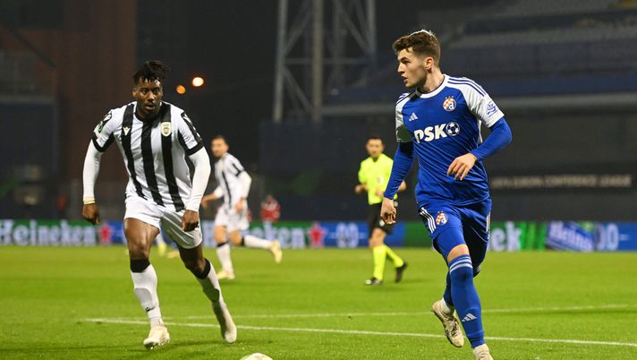 ZAGREB, CROATIA - MARCH 07: Martin Baturina of GNK Dinamo Zagreb runs with the ball whilst under pressure from Soualiho Meite of PAOK FC during the UEFA Europa Conference League 2023/24 round of 16 first leg match between Dinamo Zagreb and PAOK Saloniki at Maksimir Stadium on March 07, 2024 in Zagreb, Croatia. (Photo by Jurij Kodrun/Getty Images) 5 giovani che potrebbero diventare fenomenali all’Europeo in Germania - immagine 1