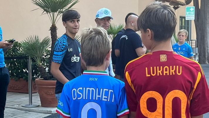 FOTO In attesa di Lukaku due piccoli tifosi lasciano a bocca aperta: che emozione! - immagine 1