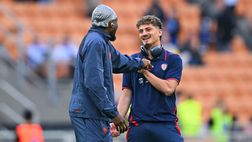 Inter-Cagliari, l’abbraccio pre partita tra Thuram e Sebastiano Esposito