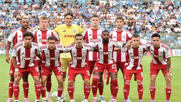 CASTEL DI SANGRO, ITALY - AUGUST 14: Team of Olympiacos prior the pre-season friendly match between Napoli and Olympiacos at Stadio Teofilo Patini on August 14, 2025 in Castel di Sangro, Italy. (Photo by Giuseppe Bellini/Getty Images) L’angolo tattico: Olympiacos-AEK sotto la lente d’ingrandimento - immagine 1