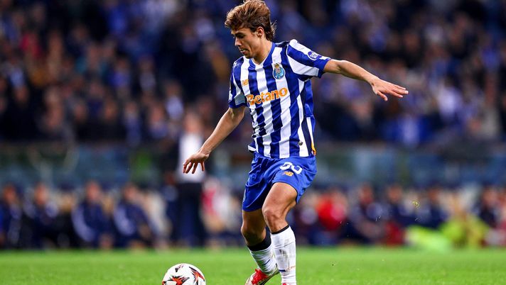 PORTO, PORTUGAL - JANUARY 23: Rodrigo Mora of FC Porto controls the ball during the UEFA Europa League 2024/25 League Phase MD7 match between FC Porto and Olympiacos FC at Estadio do Dragao on January 23, 2025 in Porto, Portugal. (Photo by Diogo Cardoso/Getty Images) Villas-Boas attacca l’Al Ittihad: “Hanno manipolato Rodrigo Mora” - immagine 1