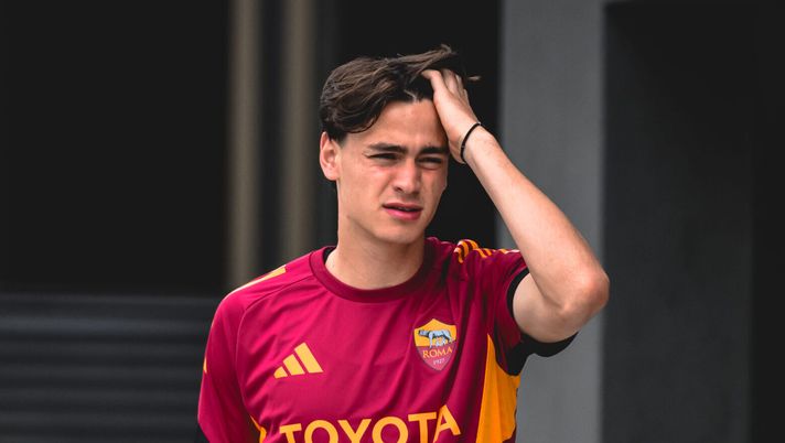 ROME, ITALY - MAY 13: AS Roma player Niccolò Pisilli during a training session at Centro Sportivo Fulvio Bernardini on May 13, 2026 in Rome, Italy. (Photo by Fabio Rossi/AS Roma via Getty Images) Mercato, Chivu apprezza molto Pisilli: e può scalare posizioni per l’Inter se non arrivasse… - immagine 1