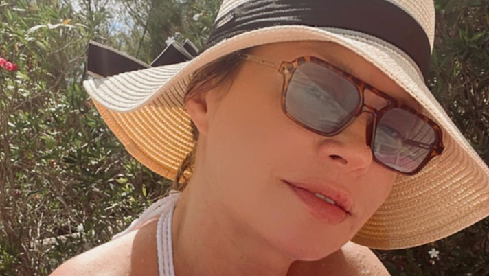 Anna Falchi scatena il web. Foto in costume e lato B sexy per la sowgirl Anna Falchi scatena il web. Foto in costume e lato B sexy per la sowgirl - immagine 1