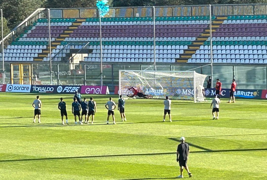 GALLERY Gli azzurri svolgono esercizi sui tiri in porta: Osimhen e Kvara sugli scudi - immagine 7
