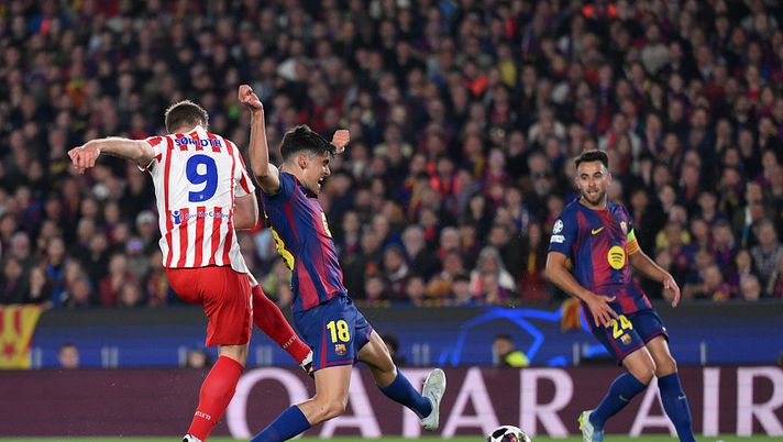 BARCELONA, SPAIN - APRIL 08: Alexander Sorloth of Atletico de Madrid scores his team's second goal while under pressure from Gerard Martin of FC Barcelona during the UEFA Champions League 2025/26 Quarter-Final First Leg match between FC Barcelona and Club Atlético de Madrid at Camp Nou on April 08, 2026 in Barcelona, Spain. (Photo by David Ramos/Getty Images) Atletico Madrid-Barcellona, probabili formazioni e dove vedere il match in tv e streaming - immagine 1