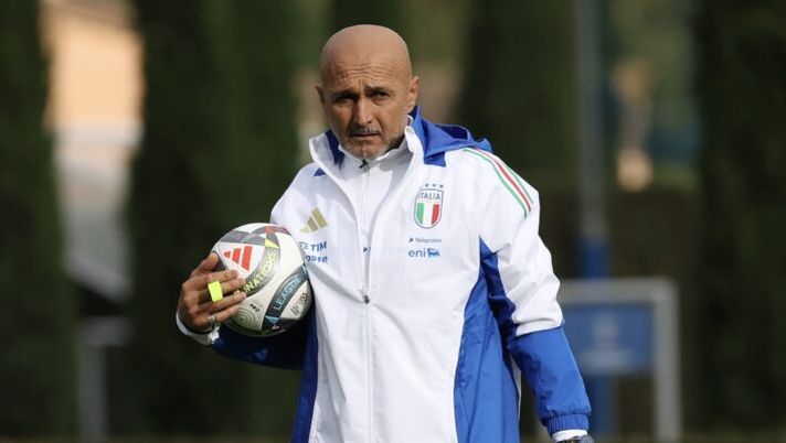 FLORENCE, ITALY - OCTOBER 08: Head coach Italy Luciano Spalletti looks on during a Italy training session at Centro Tecnico Federale di Coverciano on October 08, 2024 in Florence, Italy. (Photo by Claudio Villa/Getty Images) Spalletti: “Non parlo più di chi rifiuta la convocazione! Coppola, Haaland, Dimarco e Cambiaso…” - immagine 1