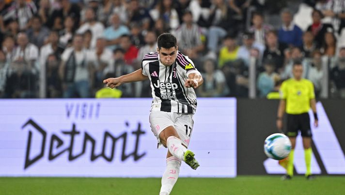 TURIN, ITALY - SEPTEMBER 13: Vasilije Adzic of Juventus scores his team's fourth goal during the Serie A match between Juventus FC and FC Internazionale at Allianz Stadium on September 13, 2025 in Turin, Italy. (Photo by Filippo Alfero - Juventus FC/Juventus FC via Getty Images) Mercato – Adzic è stato vicino al Bologna. L’intermediario: “Sartori ci ha provato…” - immagine 1