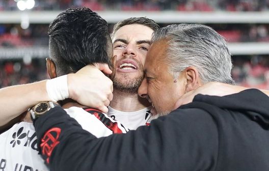 Jorginho festeggia (assieme al resto della squadra) il raggiungimento della semifinale di Copa Libertadores (a discapito di José Sosa)