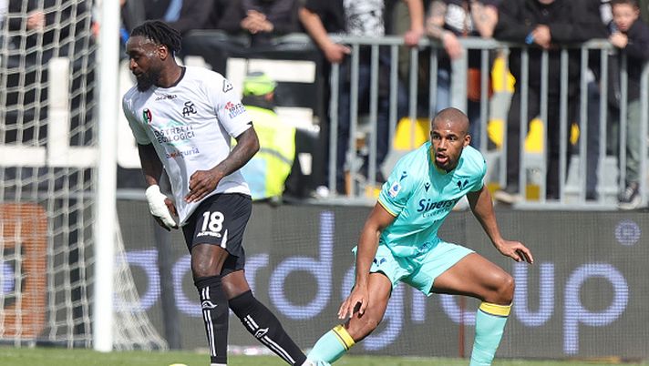 LA SPEZIA, ITALY - MARCH 05: M'bala Nzola of Spezia Calcio in action against Isak Hien of Hellas Verona during the Serie A match between Spezia Calcio and Hellas Verona at Stadio Alberto Picco on March 5, 2023 in La Spezia, Italy. (Photo by Gabriele Maltinti/Getty Images) Reggio Emilia in stato di assedio per lo spareggio salvezza Spezia-Verona - immagine 1