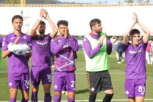 FLORENCE, ITALY - APRIL 27: Amir Richardson, Pablo Mari Villar, Cher Ndour, Pietro Terracciano and Fabiano Parisi of ACF Fiorentina greets the fans after during the Serie A match between Fiorentina and Empoli at Stadio Artemio Franchi on April 27, 2025 in Florence, Italy. (Photo by Gabriele Maltinti/Getty Images) La Nazione su Ndour: “Con un po’ di continuità può diventare importante”- immagine 2