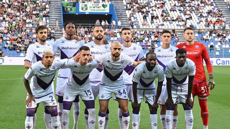 REGGIO NELL'EMILIA, ITALY - JUNE 02: ACF Fiorentina players pose for a photo on pitch prior to the Serie A match between US Sassuolo and ACF Fiorentina at Mapei Stadium - Citta' del Tricolore on June 02, 2023 in Reggio nell'Emilia, Italy. (Photo by Alessandro Sabattini/Getty Images)