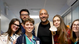 Valentina De Laurentiis e Decibel Bellini fanno visita ai bambini del Pausilipon