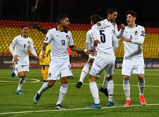 VILNIUS, LITHUANIA - MARCH 31: Stefano Sensi of Italy celebrates with team-mates after scoring the opening goal during the FIFA World Cup 2022 Qatar qualifying match between Lithuania and Italy on March 31, 2021 in Vilnius, Lithuania. (Photo by Claudio Villa/Getty Images) Lituania-Italia 0-2: gli azzurri vincono ancora, nessun granata in campo - immagine 1