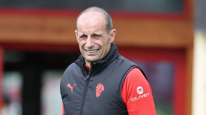 Massimiliano Allegri, allenatore AC Milan, durante una seduta di allenamento dei rossoneri a Milanello