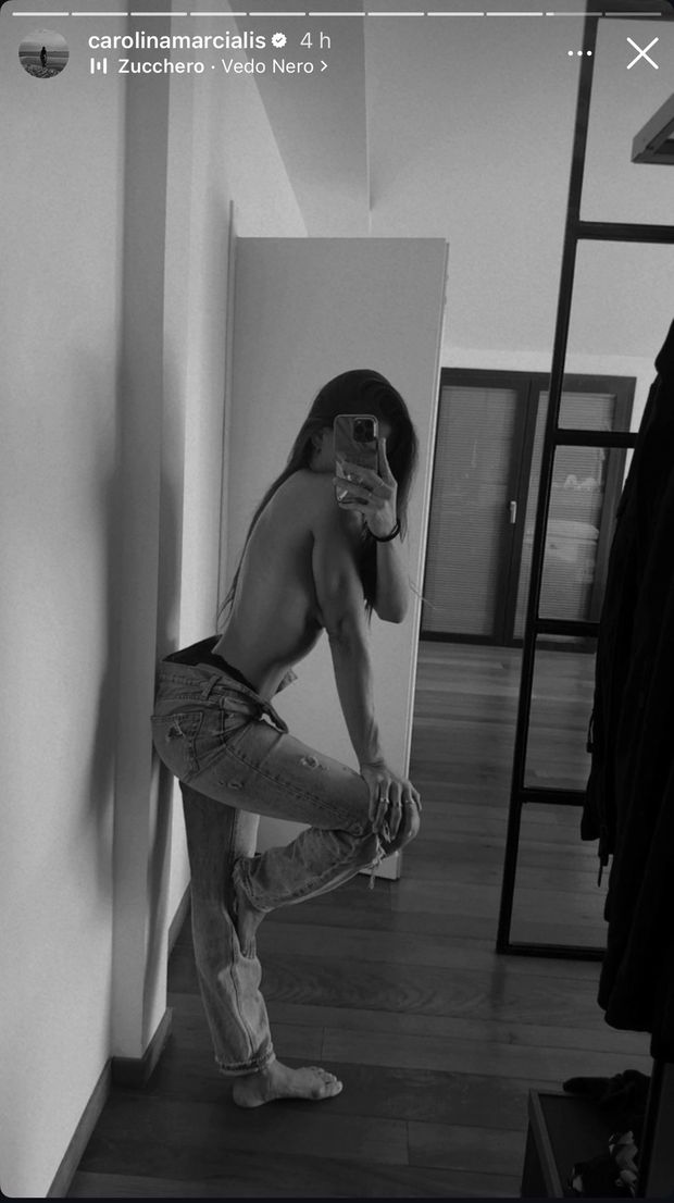 Carolina, profilo super sexy. Lady Cassano, il selfie incanta tutti i social- immagine 2