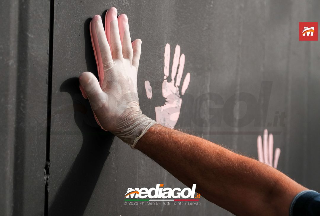 FOTO Palermo, le impronte rosa sul murales del ‘Renzo Barbera’ (Gallery) - immagine 46