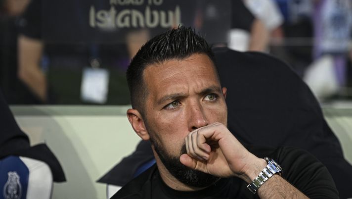 PORTO, PORTUGAL - APRIL 9: Francesco Farioli, Head Coach of FC Porto, looks during the UEFA Europa League 2025/26 Quarter-Final Leg One match between FC Porto and Nottingham Forest FC at Estadio do Dragao on April 9, 2026 in Porto, Portugal. (Photo by Octavio Passos/Getty Images) L’ex collaboratore di Farioli: “Ecco quali squadre in A se lo possono permettere” - immagine 1